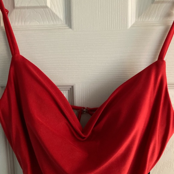 Beautiful red silk dress - Picture 2 of 6